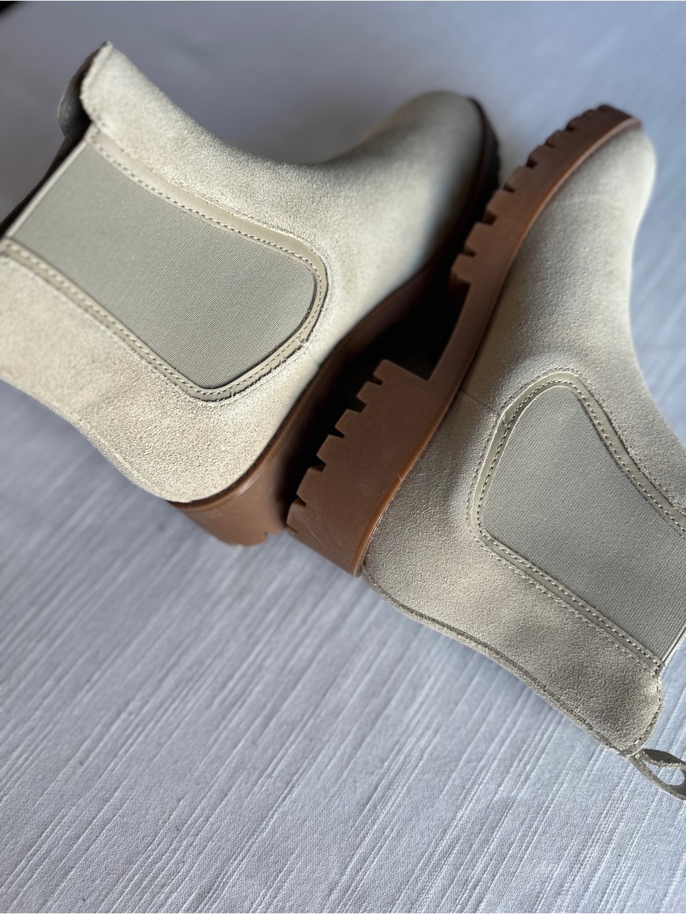 Quince Italian Almond Suede Lug Sole Chelsea Boots Size 7.5 NWT - Picture 4 of 9